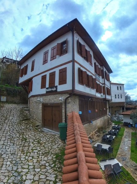 Arap Hacılar Evi: beyaz badanalı, kahverengi ahşap kepenkli, taş zeminli üç katlı tarihi Safranbolu konağı